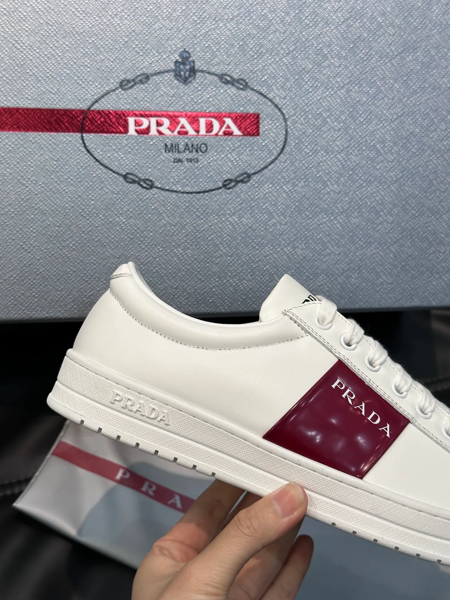 Men's shoes 💰p360 "Men's shoes 💰pRAD*" Prada's new high-end men's casual sports shoes. This leather sports shoe uses calfskin upper. The body of the shoe interprets the Prada letter brand logo from multiple angles. The brand logo is embellished on one side of the upper, all explaining the brand style. Sheepskin lining, lightweight, comfortable and durable! Size: 38-44